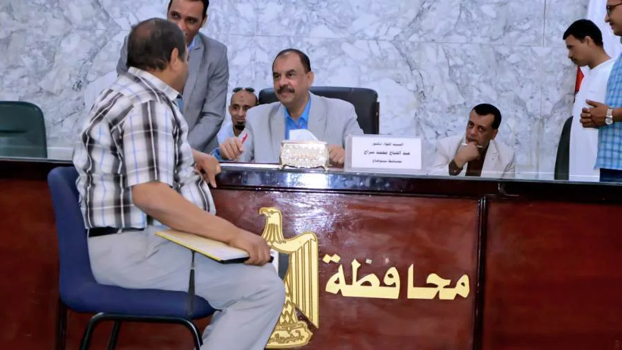 محافظ سوهاج ينظم اللقاء الأسبوعي مع المواطنين لبحث احتياجاتهم ومطالبهم. محافظ سوهاج ينظم اللقاء الأسبوعي مع المواطنين لبحث احتياجاتهم ومطالبهم.