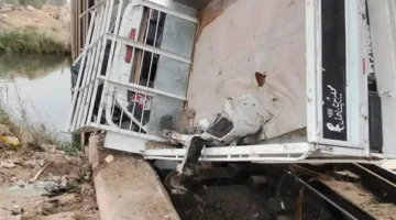 رفع شاحنة بعد تصادمها مع قطار في أبو زعبل.. وسحب القطار إلى التخزين في شبين القناطر