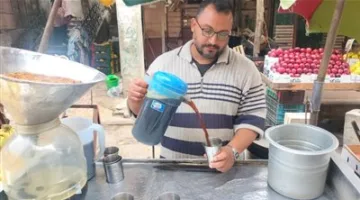 حكاية “إيهاب”: أبرز بائع لعصير العرقسوس والتمر الهندي في أسواق الشرقية منذ 30 عاماً
