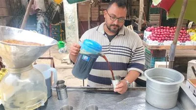 حكاية “إيهاب”: أبرز بائع لعصير العرقسوس والتمر الهندي في أسواق الشرقية منذ 30 عاماً حكاية “إيهاب”: أبرز بائع لعصير العرقسوس والتمر الهندي في أسواق الشرقية منذ 30 عاماً