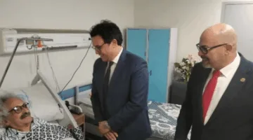 وزير الثقافة يلتقي الكاتب صنع الله إبراهيم للاطمئنان على صحته بعد العملية الجراحية