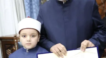 إلهام شاهين تكشف عن تفاصيل لقاء شيخ الأزهر مع الطفل أنس: كان يريد النهوض لكن الإمام منعه من القيام.