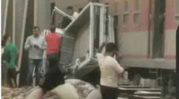 تصادم قطار بشاحنة محملة بمواد بلاستيكية في الخانكة