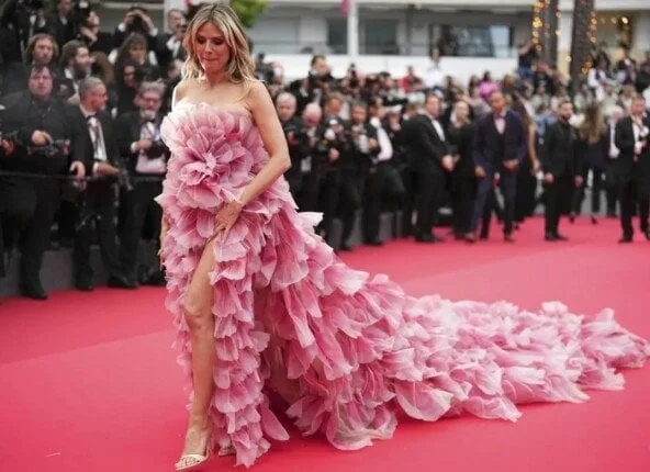 بعد منع الفساتين المكشوفة: كيف كانت إطلالات نجمات حفل افتتاح مهرجان كان السينمائي؟ بعد منع الفساتين المكشوفة: كيف كانت إطلالات نجمات حفل افتتاح مهرجان كان السينمائي؟