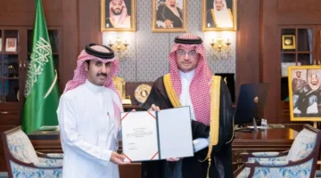 محافظ الأحساء يكرم مواطنًا تبرع بكليته لأحد أصدقائه