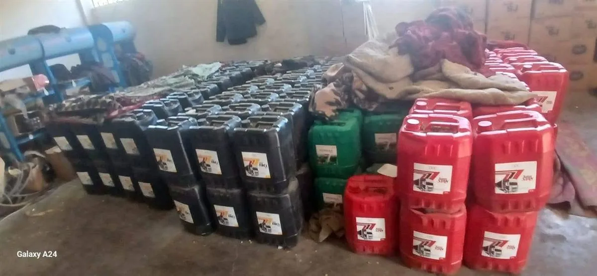 ضبط 250 كيلوغرام من الزيوت غير المعروفة المصدر وتسجيل 83 مخالفة تموينية في الأقصر. ضبط 250 كيلوغرام من الزيوت غير المعروفة المصدر وتسجيل 83 مخالفة تموينية في الأقصر.