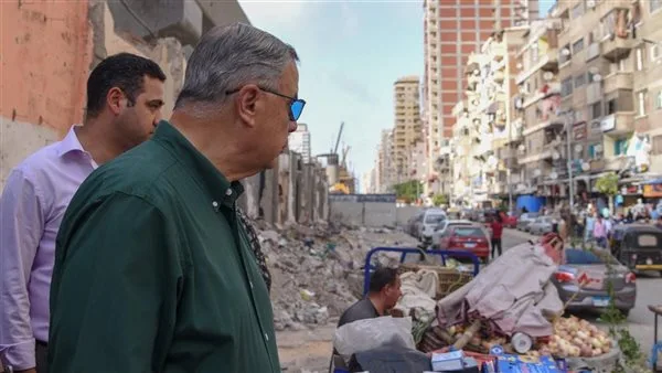 خلال زيارة مفاجئة.. محافظ الإسكندرية يأمر بالاحتفاظ بالسيارات غير المرخصة وإزالة تجاوزات الباعة الجائلين خلال زيارة مفاجئة.. محافظ الإسكندرية يأمر بالاحتفاظ بالسيارات غير المرخصة وإزالة تجاوزات الباعة الجائلين