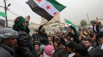 احتفالات تعم شوارع المدن السورية عقب إعلان ترامب رفع العقوبات عن دمشق.. وعلم “الثورة” يرفرف في كل مكان.