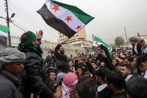 احتفالات تعم شوارع المدن السورية عقب إعلان ترامب رفع العقوبات عن دمشق.. وعلم “الثورة” يرفرف في كل مكان. احتفالات تعم شوارع المدن السورية عقب إعلان ترامب رفع العقوبات عن دمشق.. وعلم “الثورة” يرفرف في كل مكان.