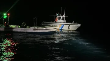 قوات حرس الحدود في جدة تنقذ أربعة أفراد بعد تعطل قاربهم البحري