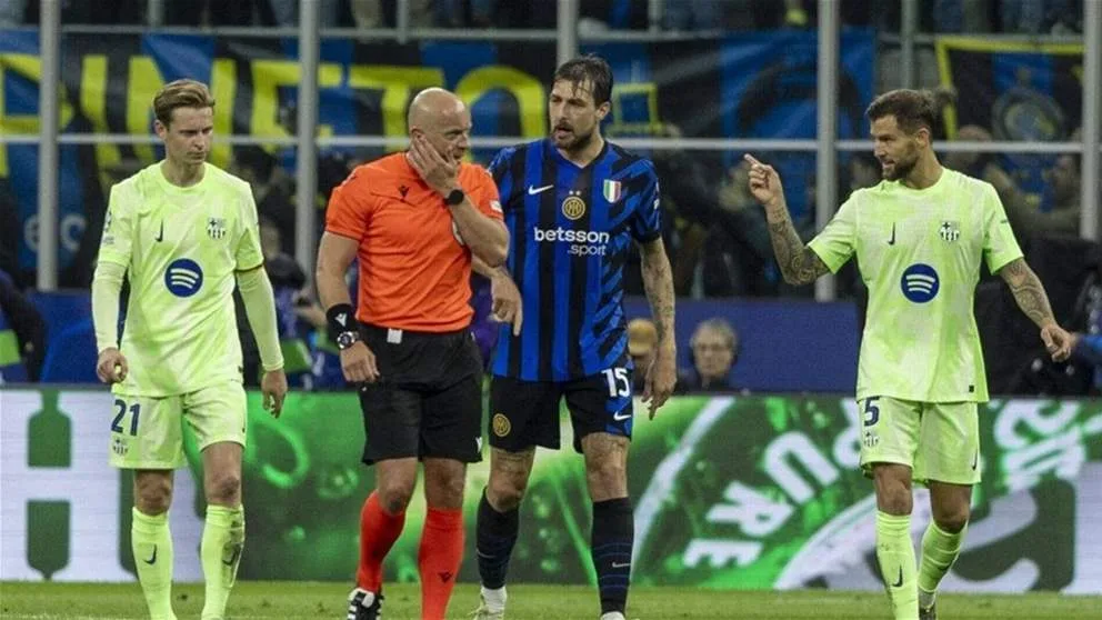 الاتحاد الأوروبي لكرة القدم يفرض عقوبات على حكم مباراة برشلونة وإنتر. الاتحاد الأوروبي لكرة القدم يفرض عقوبات على حكم مباراة برشلونة وإنتر.