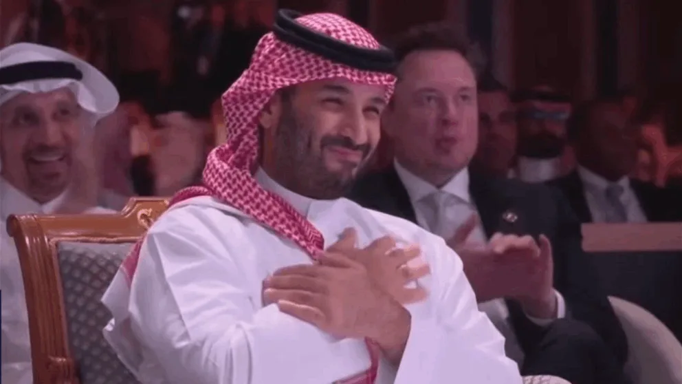رد فعل الأمير السعودي بعد إعلان رفع العقوبات عن سوريا (فيديو) رد فعل الأمير السعودي بعد إعلان رفع العقوبات عن سوريا (فيديو)