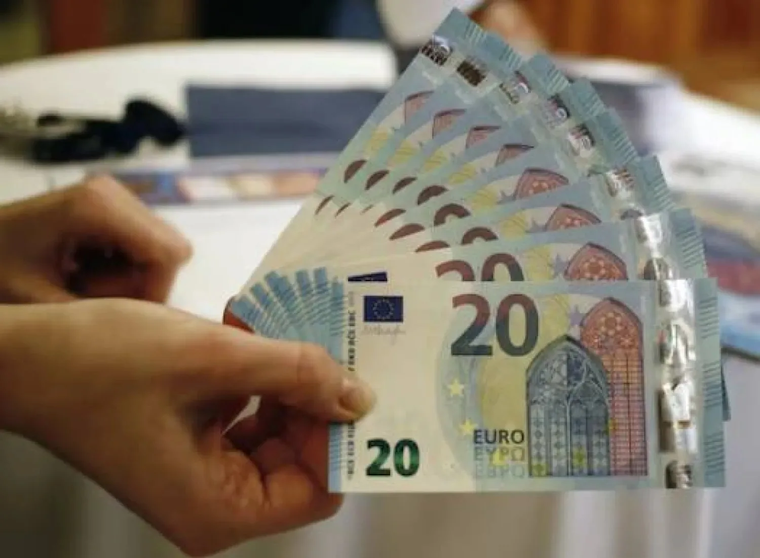 زيادة قيمة اليورو مقابل الجنيه المصري اليوم الأربعاء في ظل تقلبات العملة الأوروبية. زيادة قيمة اليورو مقابل الجنيه المصري اليوم الأربعاء في ظل تقلبات العملة الأوروبية.
