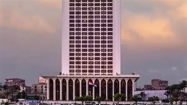 الخارجية: مصر تراقب الأحداث الأخيرة في ليبيا وندعو المصريين هناك إلى اتخاذ الحيطة والحذر.