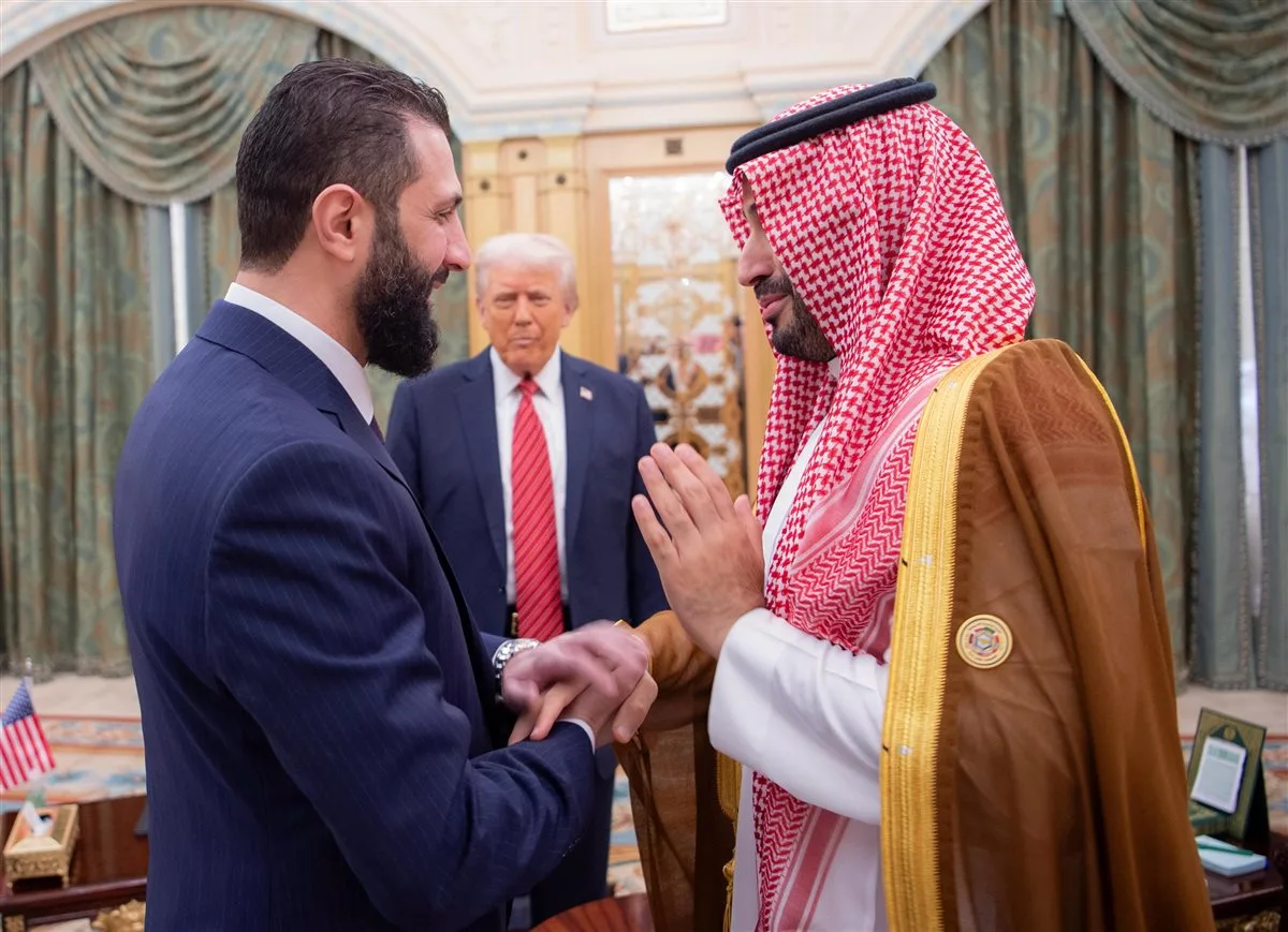 ترامب يلتقي الرئيس السوري في السعودية برفقة محمد بن سلمان