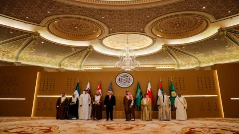 قمة تاريخية بين الخليج والولايات المتحدة في الرياض: رفع العقوبات عن سوريا وتغيرات اقتصادية في المنطقة الشرق أوسطية قمة تاريخية بين الخليج والولايات المتحدة في الرياض: رفع العقوبات عن سوريا وتغيرات اقتصادية في المنطقة الشرق أوسطية