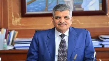 أسامة ربيع يطلب من ميرسك تعديل مواعيد إبحارها والعودة لعبور قناة السويس