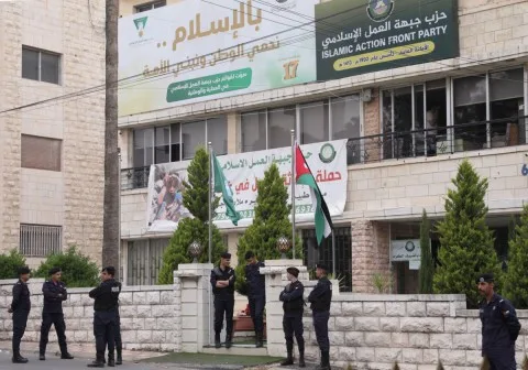 “تحت طائلة المسؤولية”: إعلان “هام” في الأردن: “على من يمتلك أموالًا أو عقارات مرتبطة بالإخوان مراجعة اللجنة للتسوية خلال شهر فقط” … بعد الحظر، تبدأ مواجهة جديدة. “تحت طائلة المسؤولية”: إعلان “هام” في الأردن: “على من يمتلك أموالًا أو عقارات مرتبطة بالإخوان مراجعة اللجنة للتسوية خلال شهر فقط” … بعد الحظر، تبدأ مواجهة جديدة.