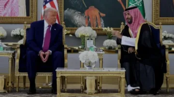 يده تحمل آثار الدماء.. فما سبب هذا التقدير المبالغ فيه؟ لماذا كان يجب على الخارجية المصرية أن تتأنى قبل إصدار بيان الترحيب بزيارة ترامب المثيرة للجدل؟