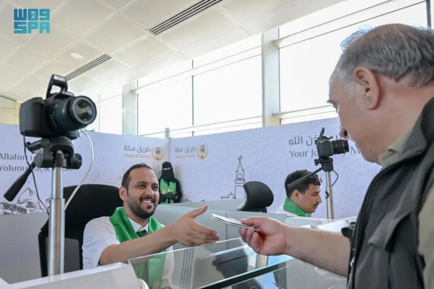 بالتعاون بين موظفي مبادرة طريق مكة.. إتمام إجراءات سفر الحجاج في غضون دقائق