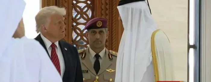 الرئيس الأمريكي يصل إلى القصر الأميري في قطر في بداية زيارته للدوحة الرئيس الأمريكي يصل إلى القصر الأميري في قطر في بداية زيارته للدوحة
