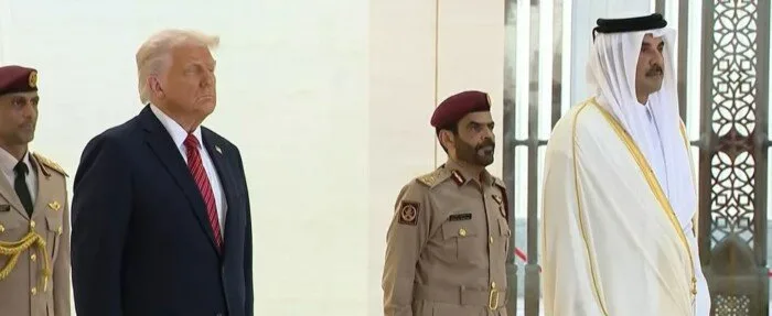 أمير قطر يرحب بالرئيس الأمريكي في الديوان الأميري بالدوحة أمير قطر يرحب بالرئيس الأمريكي في الديوان الأميري بالدوحة