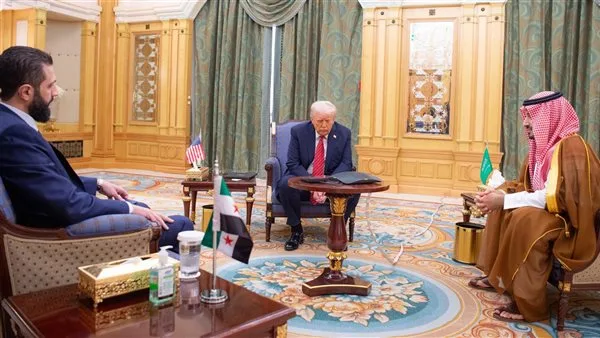 الأمير محمد بن سلمان يستقبل ترامب أثناء لقائه بالشرع في السعودية الأمير محمد بن سلمان يستقبل ترامب أثناء لقائه بالشرع في السعودية
