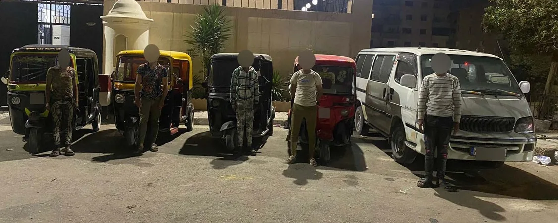 اعتقال قائد ميكروباص وأربعة سائقين من توك توك بسبب قيامهم بحركات استعراضية في الإسكندرية اعتقال قائد ميكروباص وأربعة سائقين من توك توك بسبب قيامهم بحركات استعراضية في الإسكندرية