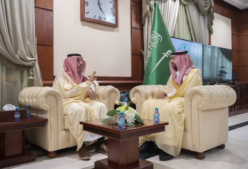 هيئة الهلال الأحمر في القصيم تقدم شهادة الالتزام بالإسعاف في مقر محافظة عنيزة ضمن مشروع معاذ