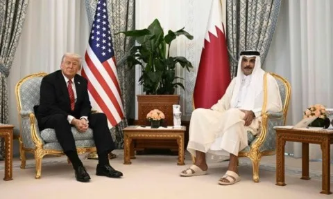 ترامب يصل قطر بعد دعوات رسمية للتطبيع مع إسرائيل في الرياض وسط الجدل حول تقديم قطر لطائرة فخمة للاستخدام الرئاسي. ترامب يصل قطر بعد دعوات رسمية للتطبيع مع إسرائيل في الرياض وسط الجدل حول تقديم قطر لطائرة فخمة للاستخدام الرئاسي.