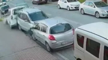 سيارة تفقد السيطرة وتصطدم بـ7 سيارات أخرى (فيديو)