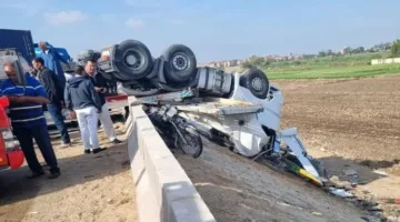 إصابة 11 فردًا جراء انقلاب ميكروباص على الطريق الغربي في منطقة أكتوبر