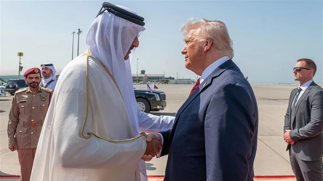 أمير قطر والرئيس الأمريكي يشهدان توقيع مجموعة من الاتفاقيات الثنائية. أمير قطر والرئيس الأمريكي يشهدان توقيع مجموعة من الاتفاقيات الثنائية.