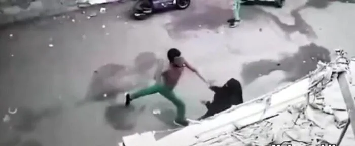 بـ “سكين ضخمة”.. السلطات تحقق في مقطع اعتداء على امرأة وطفلها في المطرية. بـ “سكين ضخمة”.. السلطات تحقق في مقطع اعتداء على امرأة وطفلها في المطرية.