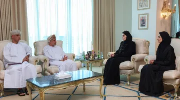 وزير الدولة للتعاون الدولي يلتقي بوفد من سلطنة عمان