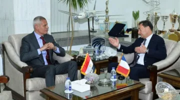 رئيس الشركة المصرية القابضة للطيران يلتقي بسفير فرنسا في مصر