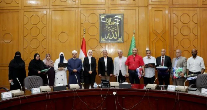 محافظ الإسماعيلية يوزع تأشيرات الحج وتذاكر السفر على حجاج الجمعيات الأهلية محافظ الإسماعيلية يوزع تأشيرات الحج وتذاكر السفر على حجاج الجمعيات الأهلية