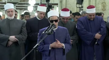 طلاب الأزهر يجمعون المصحف المرتل عبر القراءات العشر خلال تراويح وتهجد رمضان في الجامع الأزهر بصوت أئمة القبلة