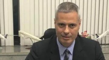 رئيس “مصر للطيران” يستعرض سبل تعزيز التعاون في قطاع الطيران المدني مع فرنسا