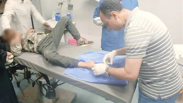 وكيل وزارة الصحة بالشرقية يقوم بخياطة جرح مريض في أبو حماد ويعزل مدير الاستقبال ومكافحة العدوى بالمستشفى. وكيل وزارة الصحة بالشرقية يقوم بخياطة جرح مريض في أبو حماد ويعزل مدير الاستقبال ومكافحة العدوى بالمستشفى.
