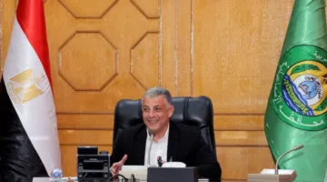 محافظ الإسماعيلية يوزع تأشيرات الحج وتذاكر السفر على حجاج الجمعيات الأهلية