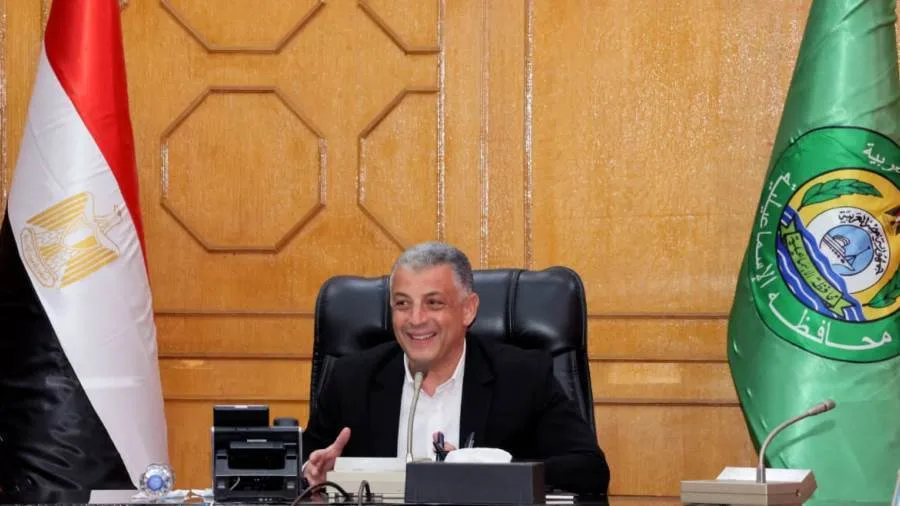 محافظ الإسماعيلية يوزع تأشيرات الحج وتذاكر السفر على حجاج الجمعيات الأهلية محافظ الإسماعيلية يوزع تأشيرات الحج وتذاكر السفر على حجاج الجمعيات الأهلية