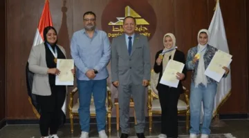 رئيس الجامعة يوجه التكريم للطالبة الفائزة في مسابقة رفع الأثقال للجامعات المصرية