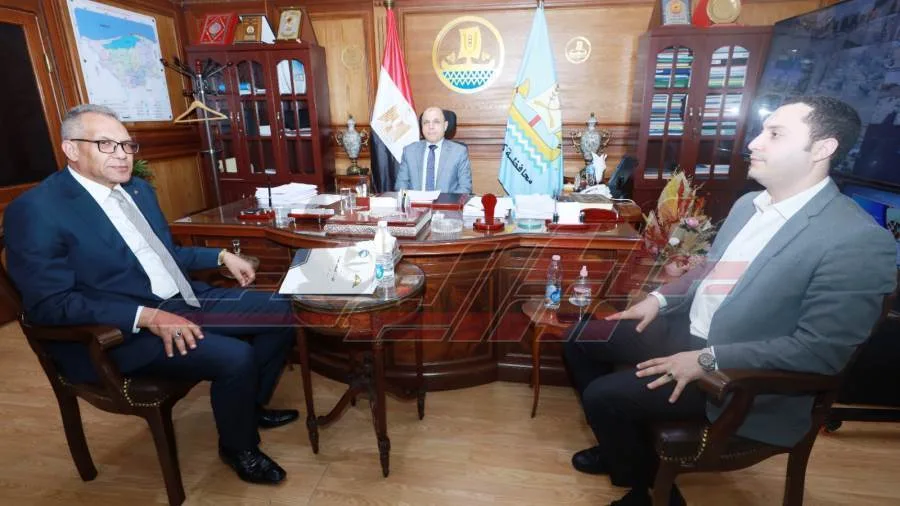 محافظ كفر الشيخ يتباحث مع أعضاء مجلسي النواب والشيوخ حول مجموعة من القضايا ومشكلات الدوائر. محافظ كفر الشيخ يتباحث مع أعضاء مجلسي النواب والشيوخ حول مجموعة من القضايا ومشكلات الدوائر.