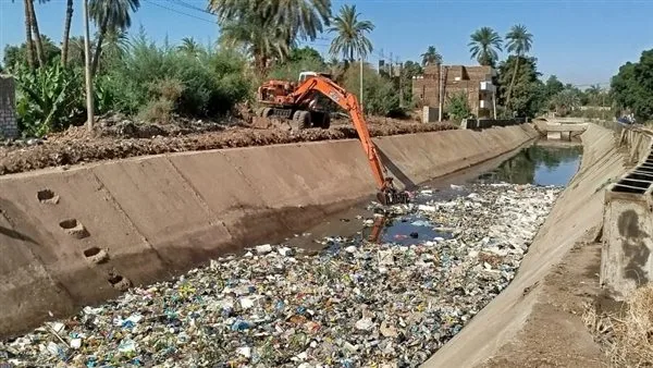 تنفيذ أعمال تنظيف مخلفات الري في الترع بمركز الزينية بالأقصر تنفيذ أعمال تنظيف مخلفات الري في الترع بمركز الزينية بالأقصر