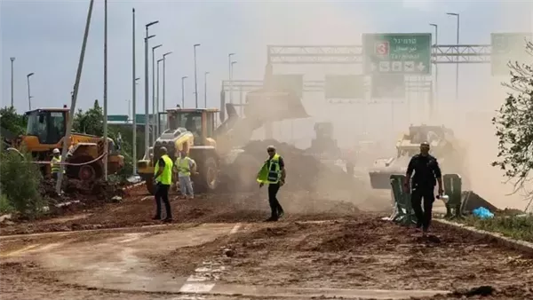 المنطقة تتأجج.. الحوثيون يهاجمون مطار بن غوريون وتحذيرات إسرائيلية بإخلاء 3 موانئ في اليمن المنطقة تتأجج.. الحوثيون يهاجمون مطار بن غوريون وتحذيرات إسرائيلية بإخلاء 3 موانئ في اليمن