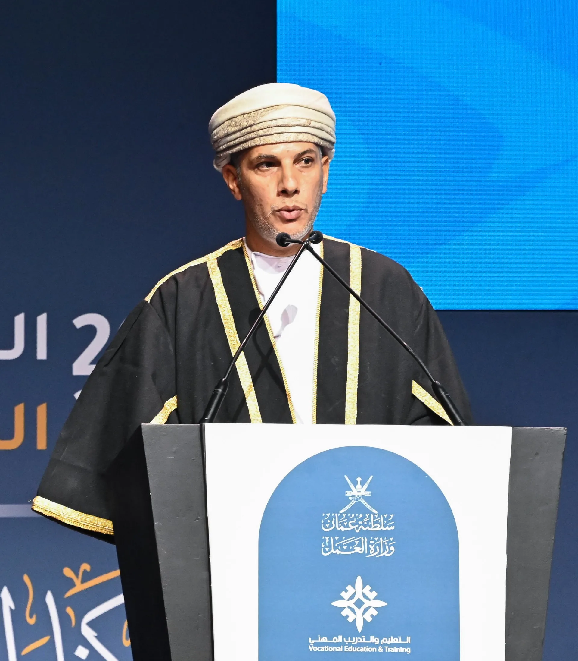 وزارة العمل تحتفل بتخريج الدورة الثامنة من الطلاب في الكليات الفنية المهنية وزارة العمل تحتفل بتخريج الدورة الثامنة من الطلاب في الكليات الفنية المهنية