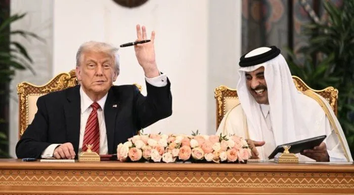 لفتة دبلوماسية فريدة: أمير قطر يقدم لترامب “قلم الاتفاقيات” لفتة دبلوماسية فريدة: أمير قطر يقدم لترامب “قلم الاتفاقيات”