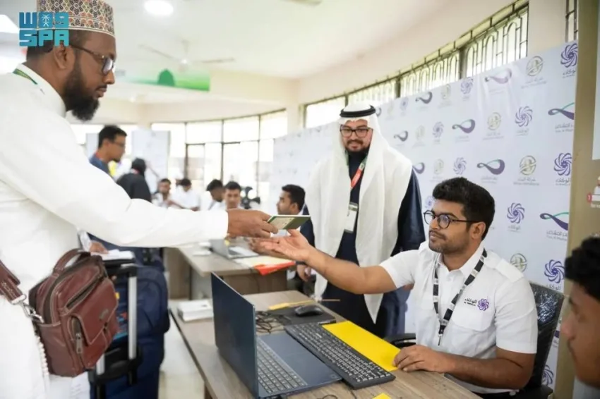 خدمة تصنيف وتغليف الأمتعة في مشروع طريق مكة.. من بنجلاديش إلى مكان إقامة المستفيد خدمة تصنيف وتغليف الأمتعة في مشروع طريق مكة.. من بنجلاديش إلى مكان إقامة المستفيد