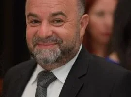 السيرة الشخصية لرئيس مجلس الإنماء والإعمار الجديد (صورة)